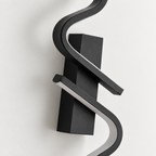 Grande applique murale LED noire ondulée – SKELVIK