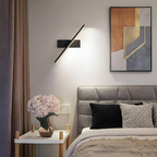 Applique murale orientable en aluminium noir au-dessus d'un bureau ou coin lecture