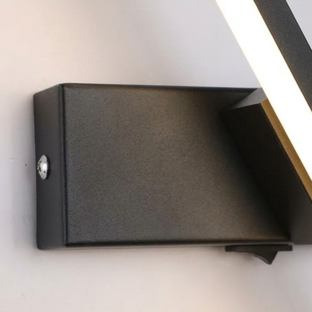 Zoom sur la finition noire mate en aluminium de l'applique murale orientable