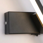 Zoom sur la finition noire mate en aluminium de l'applique murale orientable