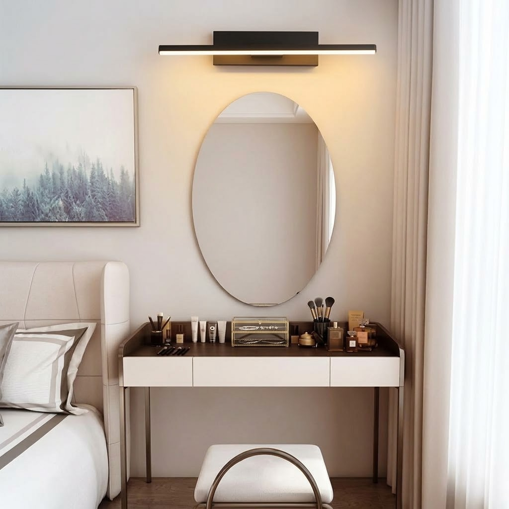 Applique murale orientable en aluminium noir installée au-dessus d'un lit