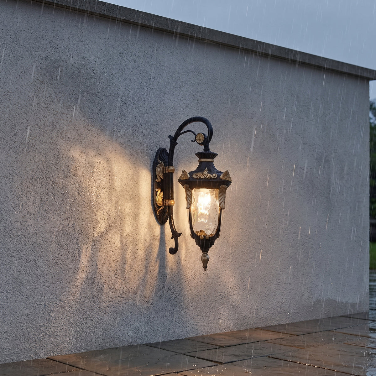 applique murale extérieure lanterne noire et dorée verre martelé LANTEA — Alenza