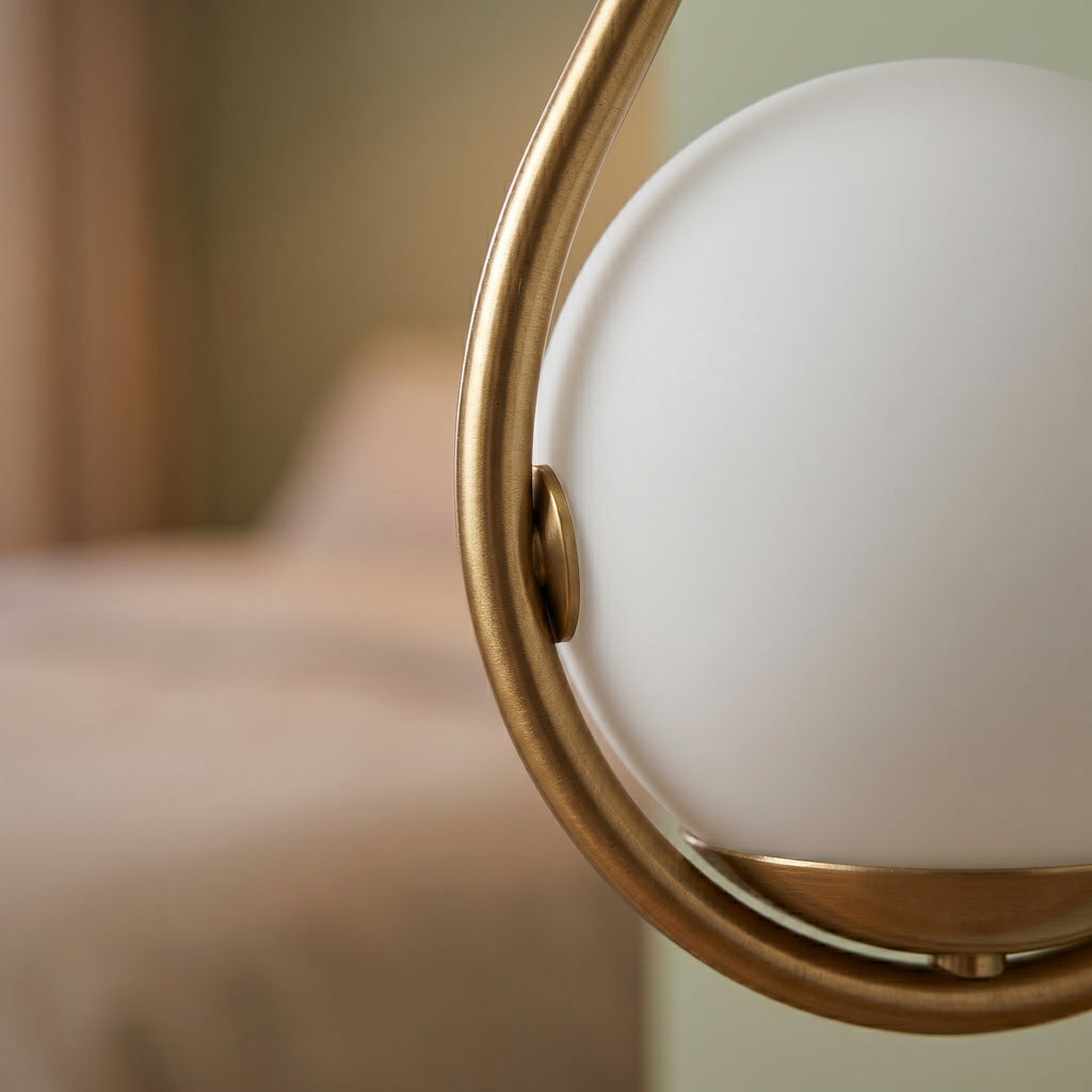 applique murale dorée globe opalin ambiance chevet — Alenza