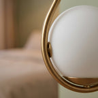 applique murale dorée globe opalin ambiance chevet — Alenza