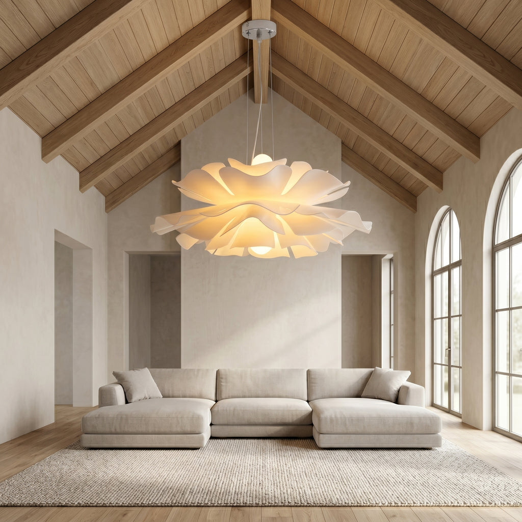 suspension fleur acrylique blanche suspendue dans un salon sous charpente — Alenza