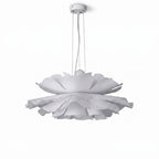 suspension fleur acrylique blanche pétales translucides sur fond blanc — Alenza