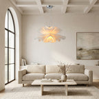 suspension fleur acrylique blanche allumée au-dessus d'un canapé dans un salon — Alenza