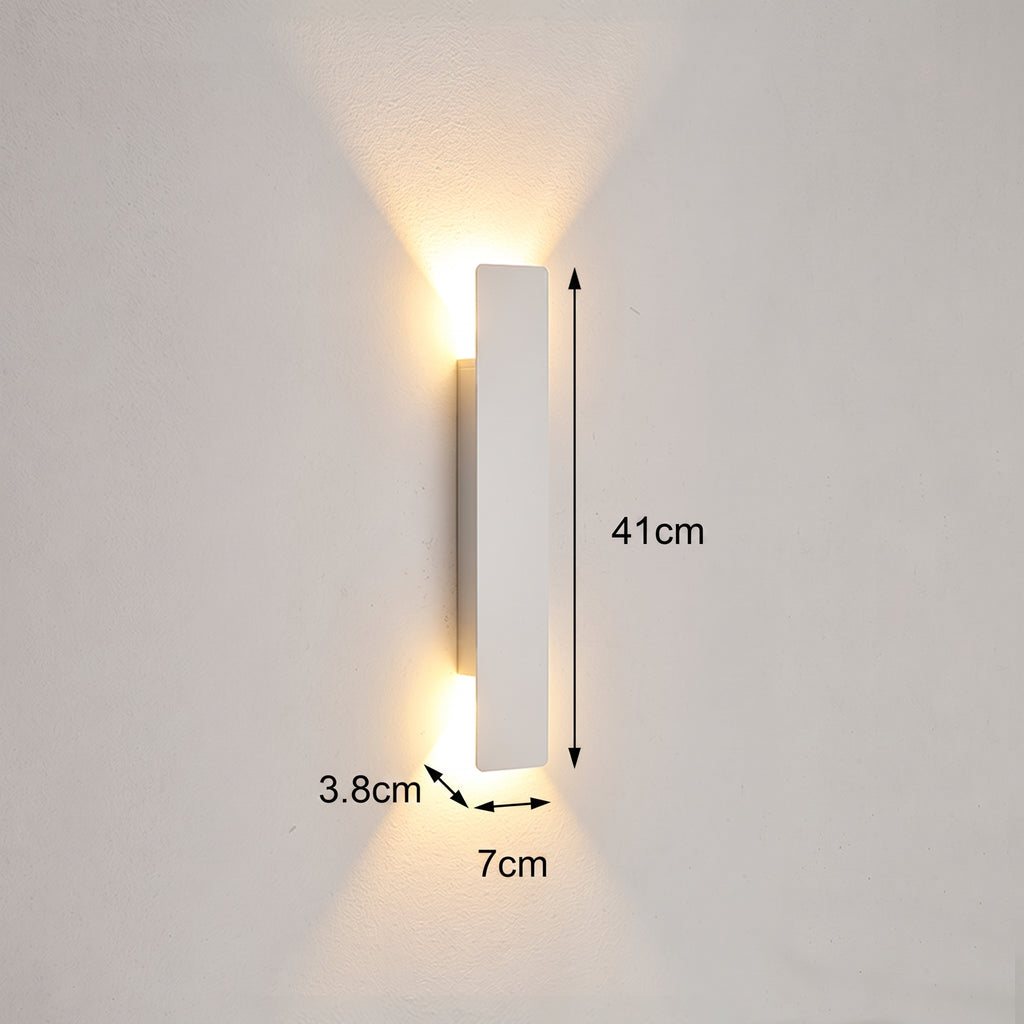 applique murale extérieure LED lame verticale VELTIA mise en situation 8 — Alenza
