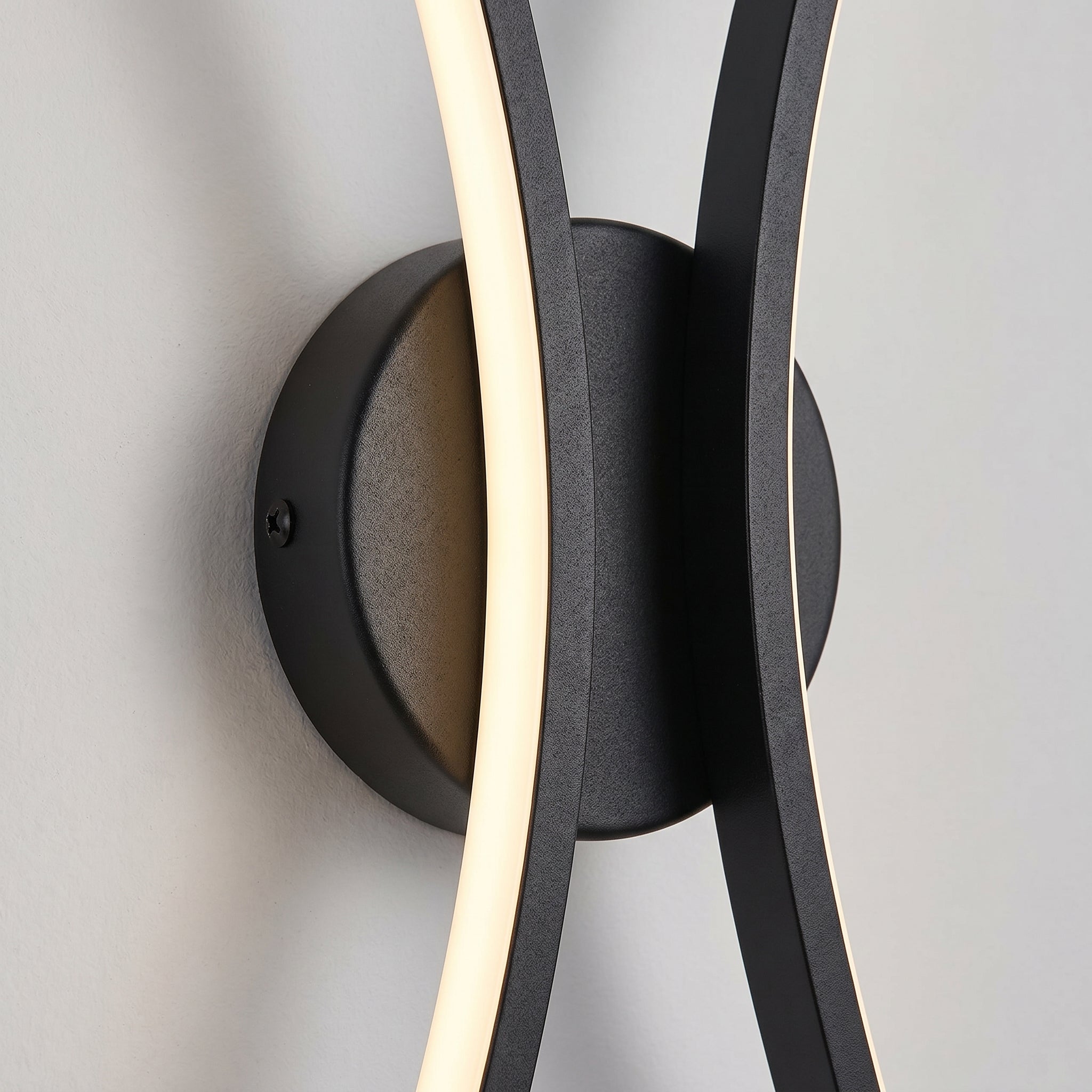 applique murale LED métal noir salon moderne — Alenza