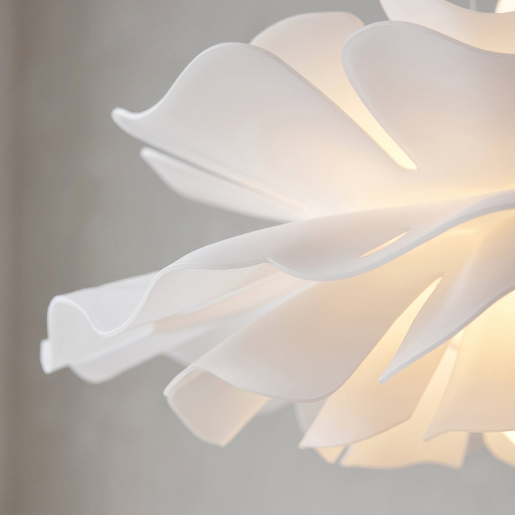 suspension fleur acrylique zoom sur pétales translucides blanc mat — Alenza