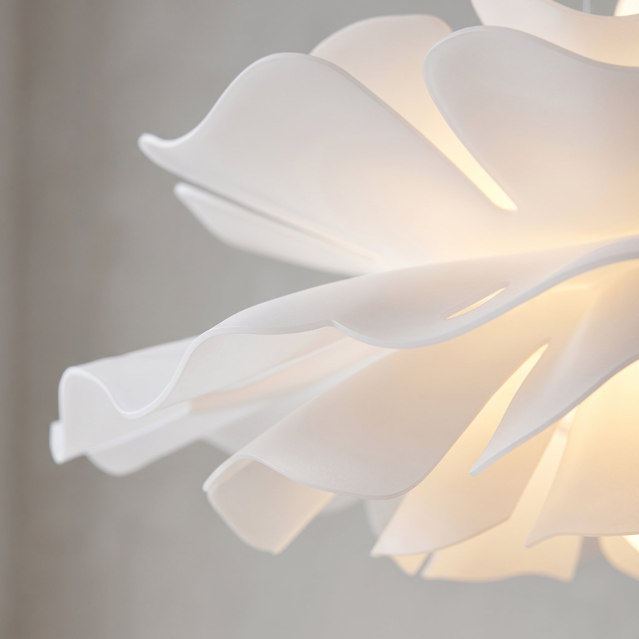 suspension fleur acrylique zoom sur pétales translucides blanc mat — Alenza