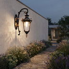 applique murale extérieure lanterne noire allée de jardin au crépuscule LANTEA — Alenza