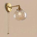applique murale laiton verre strié lumière chaude salon — Alenza