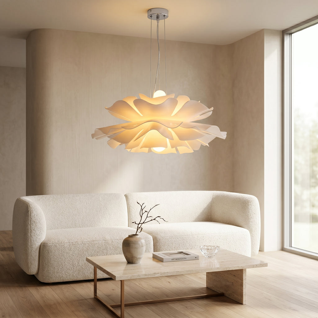 suspension fleur acrylique blanche éclairant un salon contemporain chaleureux — Alenza