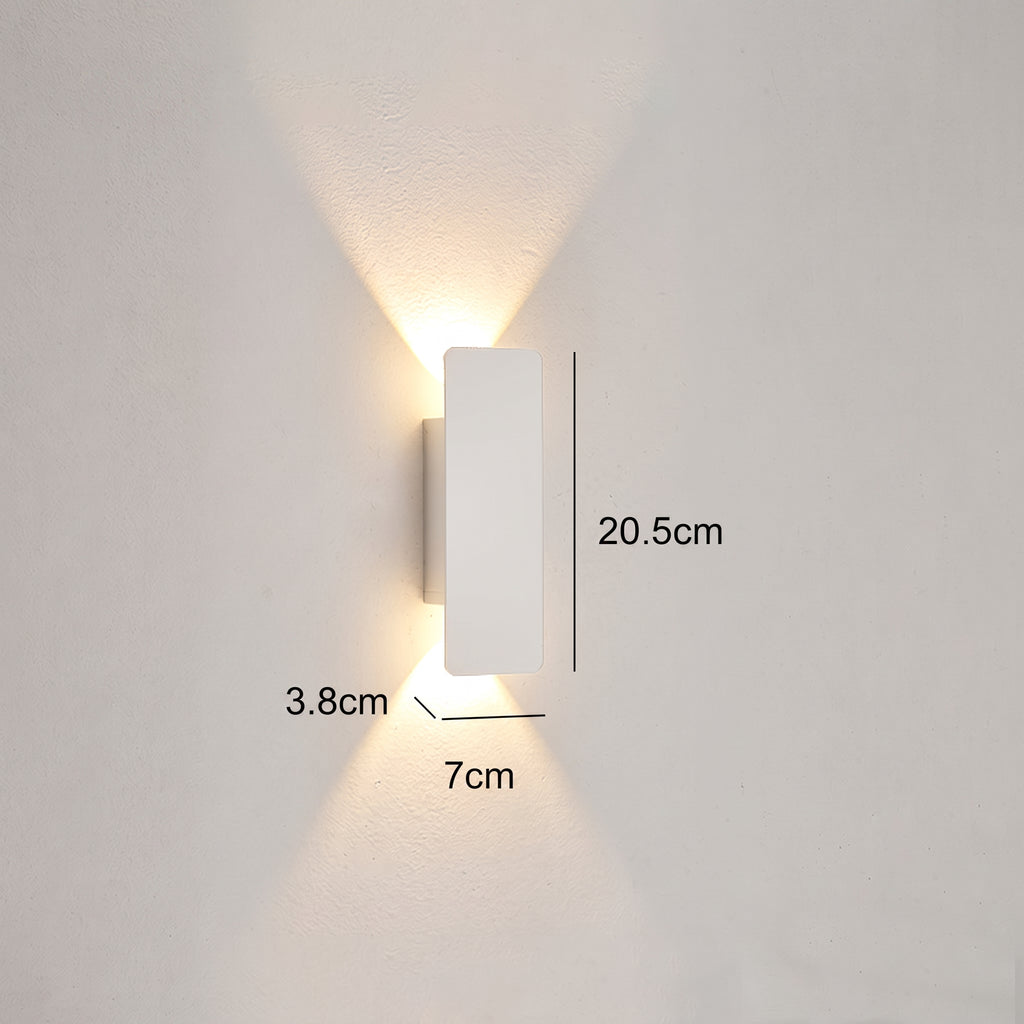 applique murale extérieure LED lame verticale VELTIA mise en situation 11 — Alenza