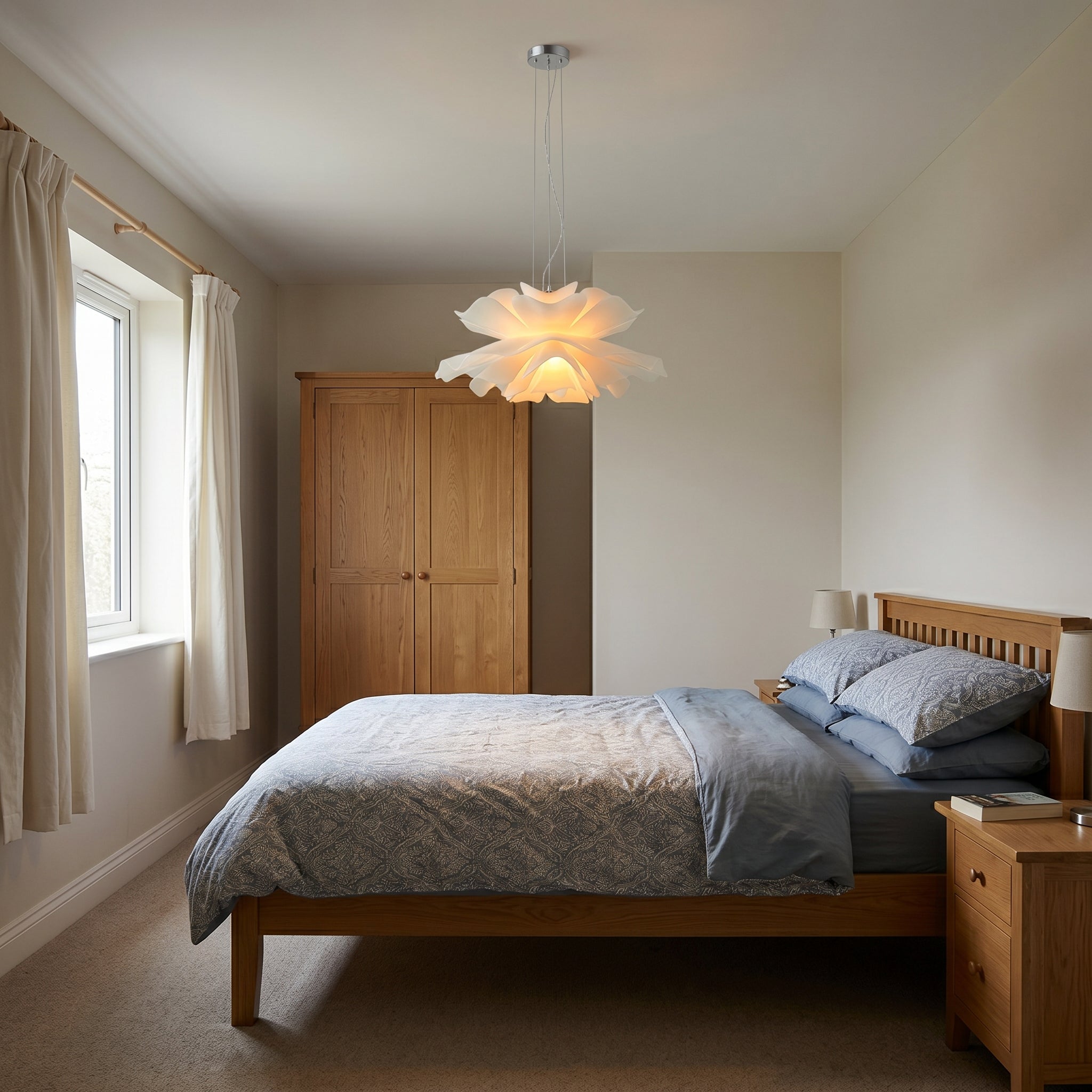 suspension fleur acrylique blanche allumée au-dessus d'un lit dans une chambre — Alenza