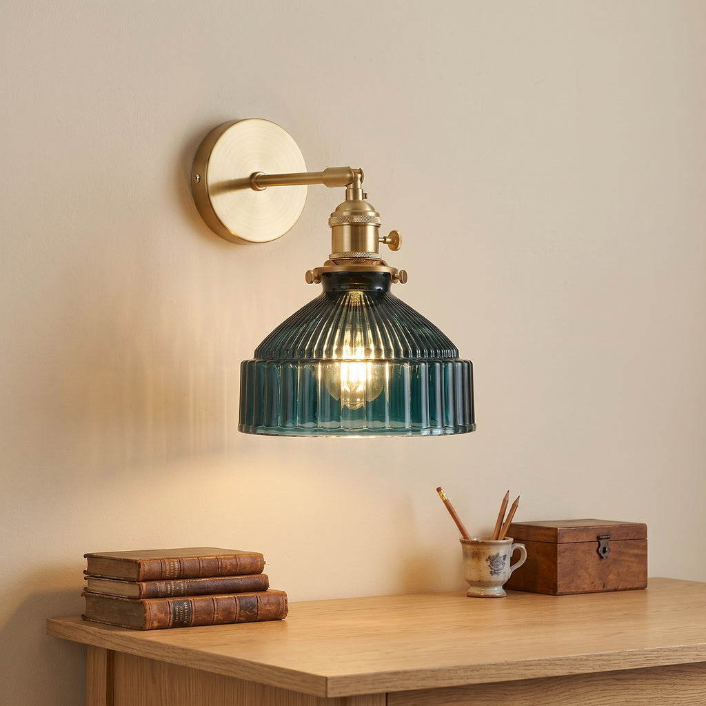 applique murale laiton doré vintage lumière chaude salon — Alenza