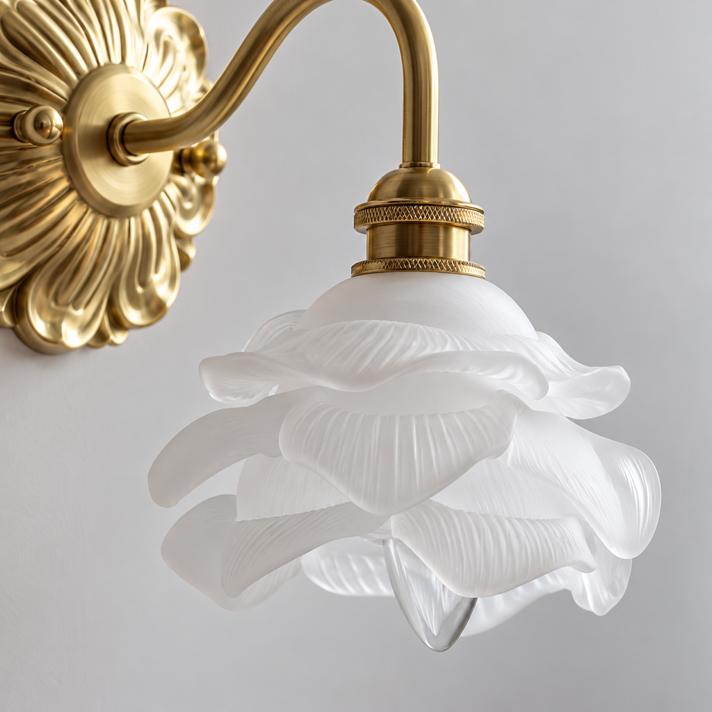 Applique murale fleur en laiton doré et verre blanc  ROSÉLIA