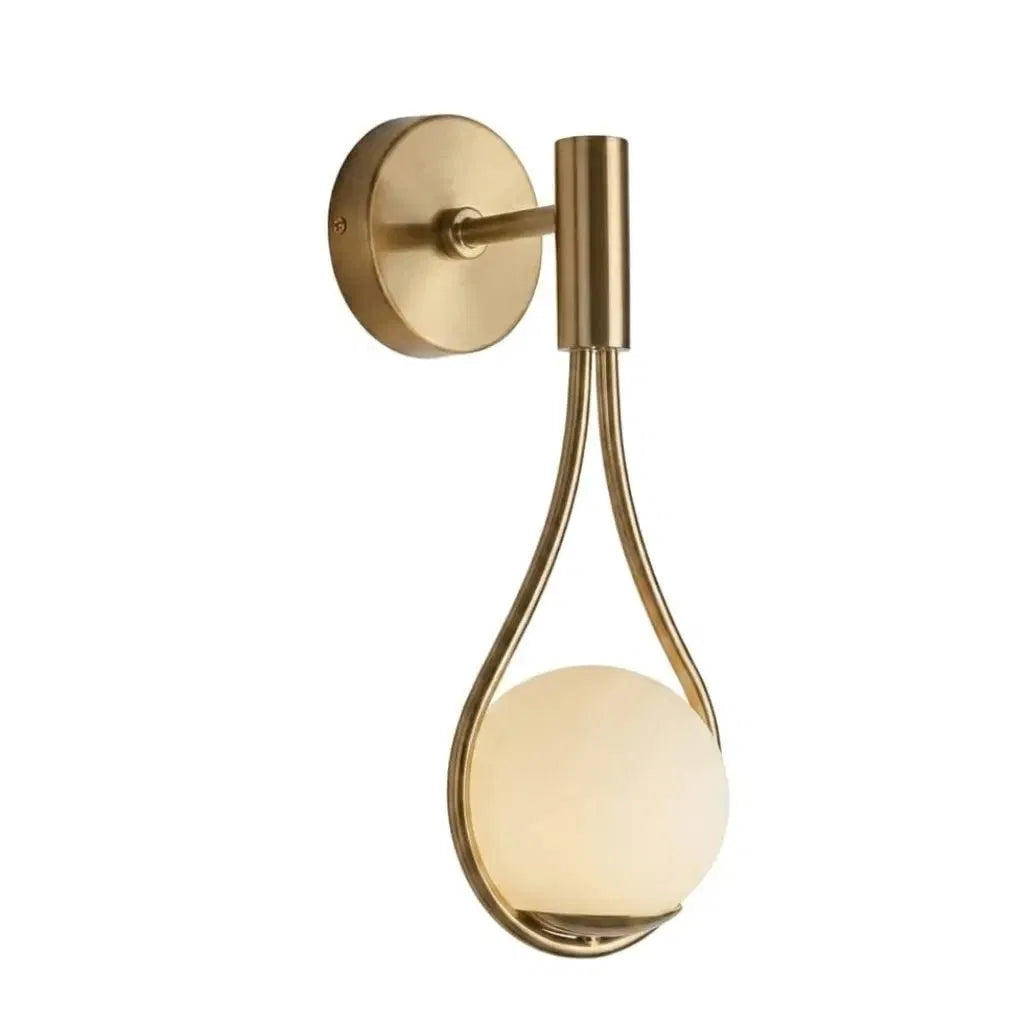 applique murale dorée globe opalin fond blanc chevet — Alenza