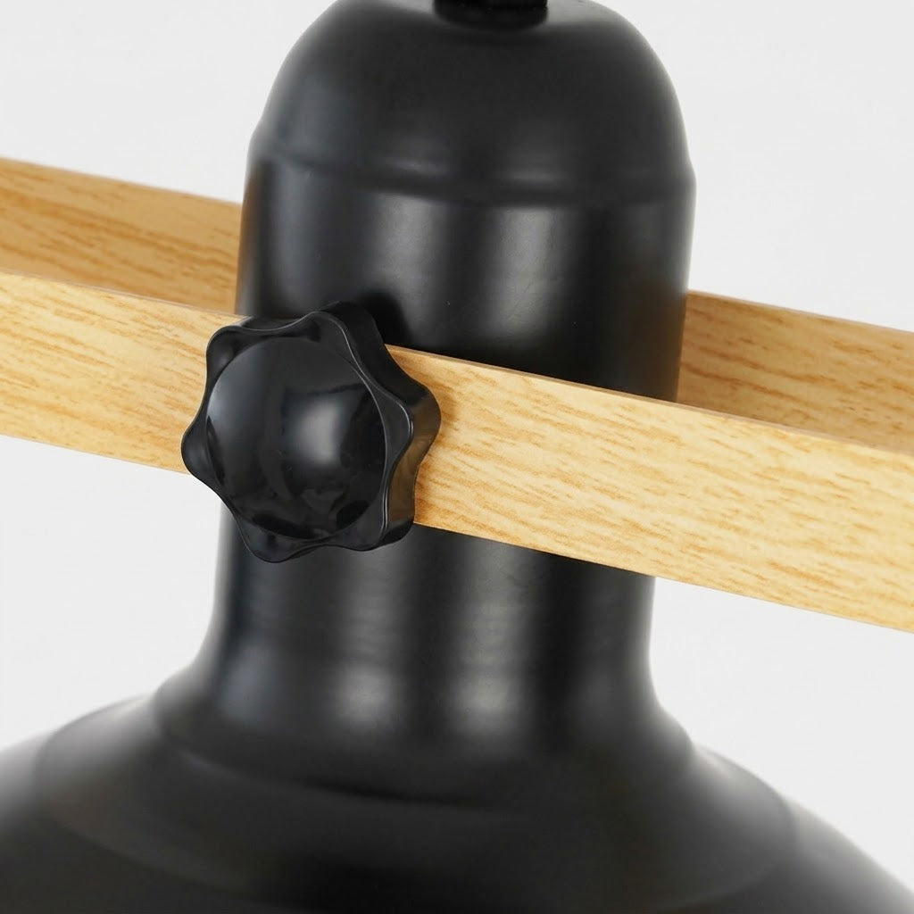 Contraste du bois chaud et du métal noir sur la suspension NORVA — Alenza