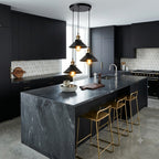 suspension trio noir et laiton, cuisine noire marbre moderne — Alenza